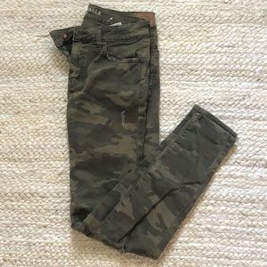 American Eagle Camo Green Jegging - Size 8